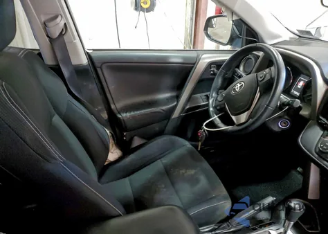 2016 Toyota Rav4 Xle z USA, uszkodzony, nr VIN 2T3RFREV6GW499102